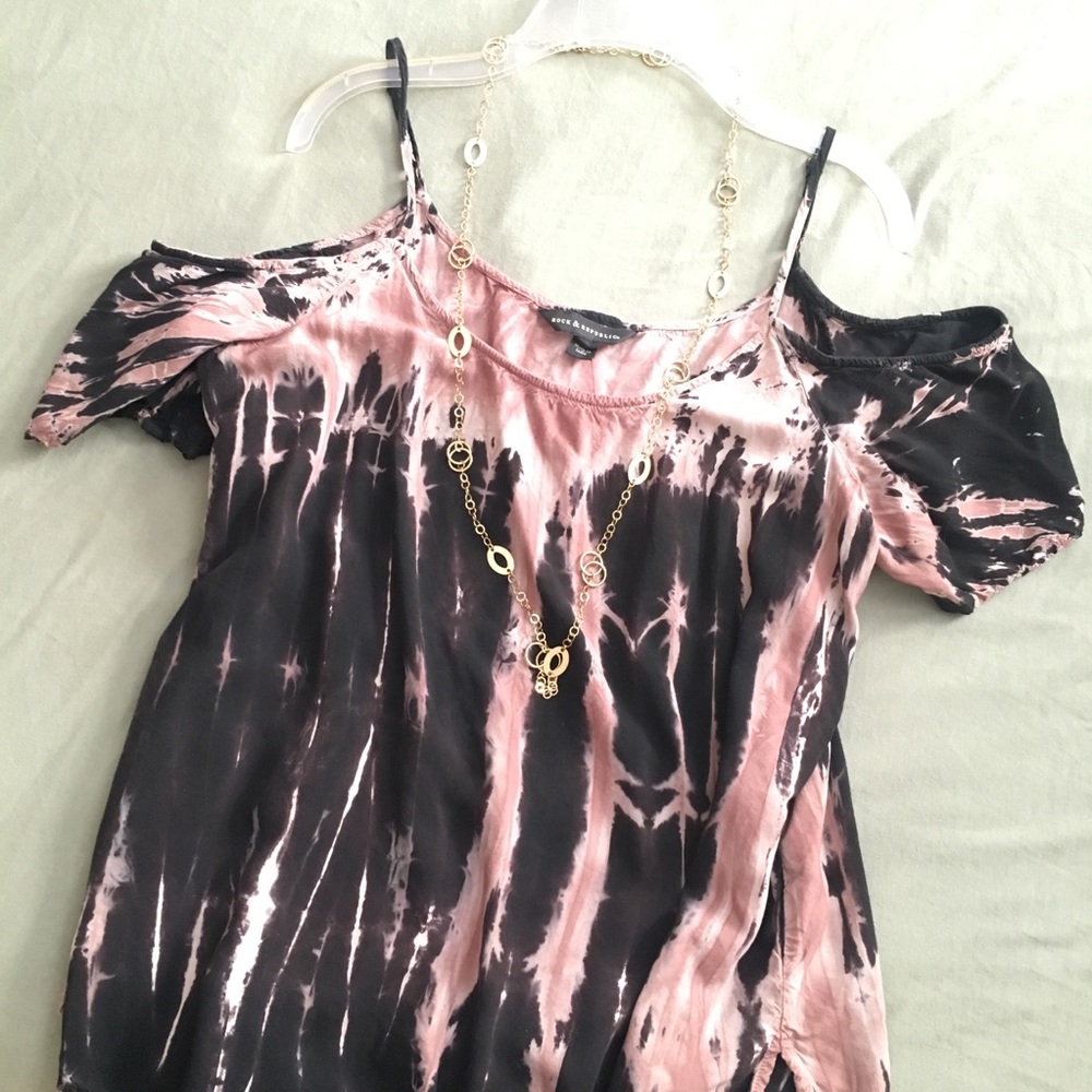 Rock & Republic cold shoulder top